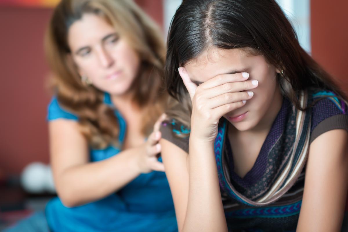 a woman talking to her daughter about 3 ways to help her teen quit drinking