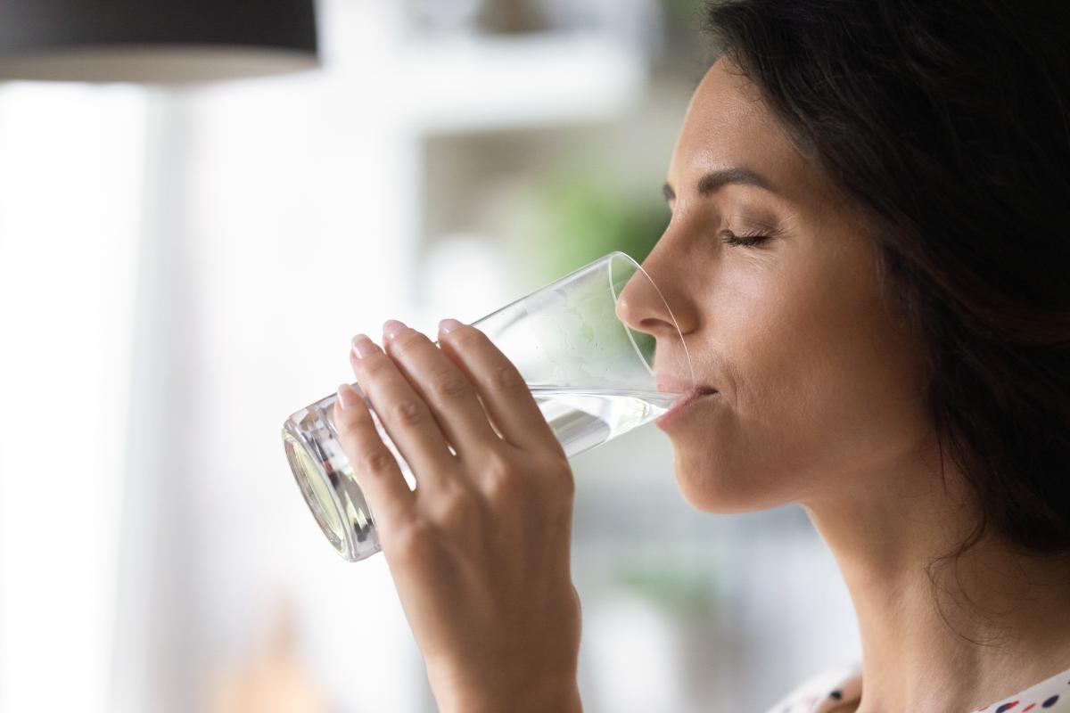 women-drinking-water-during-the-stages-of-detox