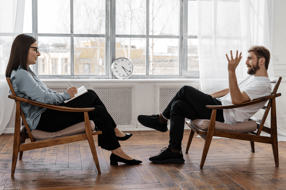 A compassionate therapist at a dual diagnosis treatment center conducting a one-on-one counseling session